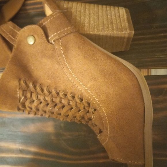 NOT RATED SUEDE PEEP TOE HEELS - Picture 6 of 10